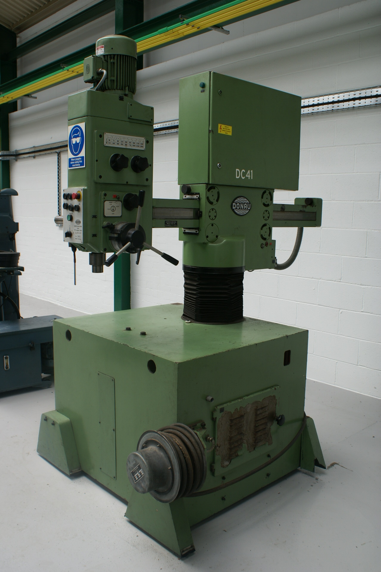 DONAU DR32 Z/F Radial Drilling & Tapping Machine